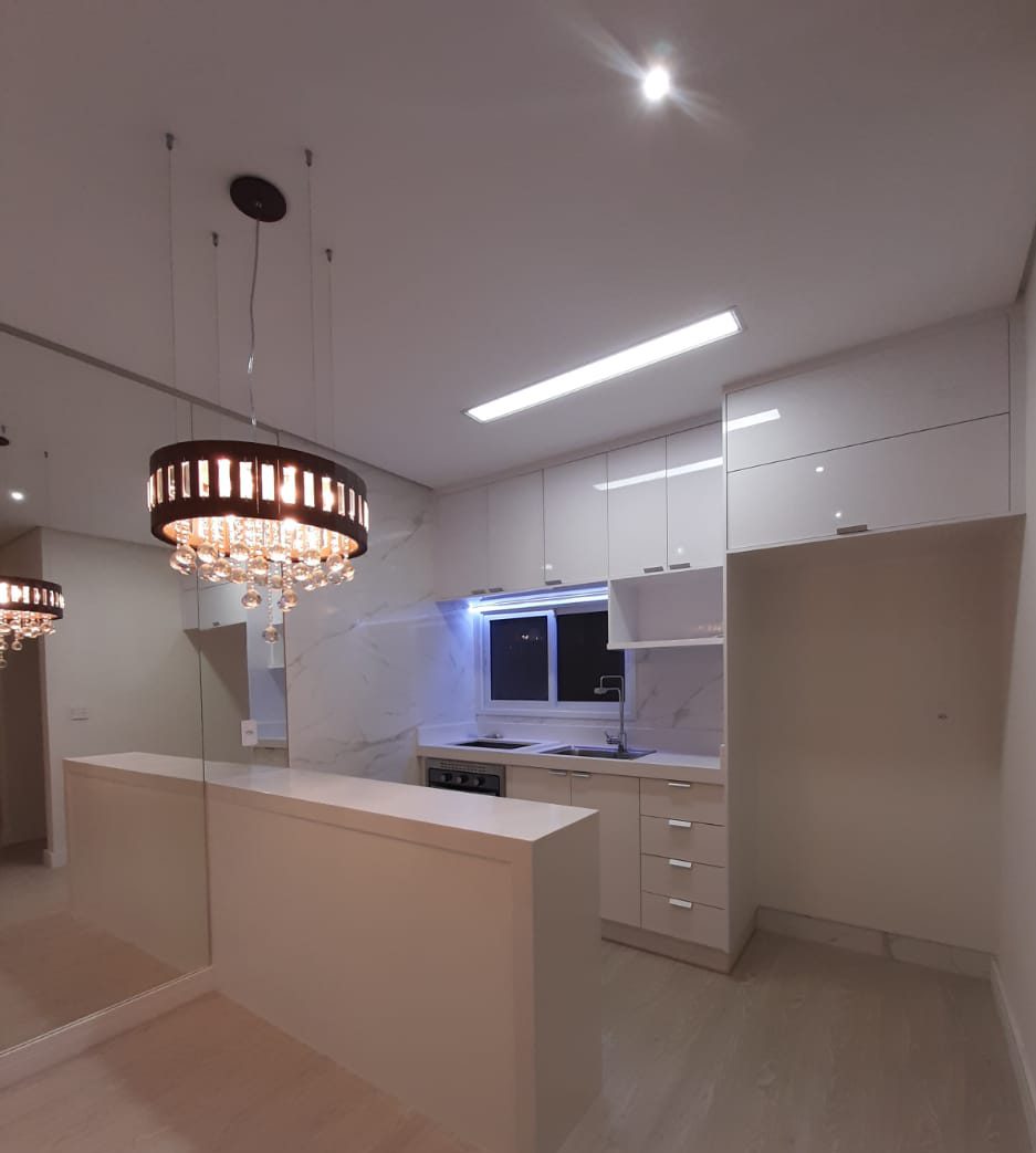 Neste Projeto a união de espelhos, cores neutras e Iluminação em LED Branca proporcionaram um ambiente amplo e sofisticado.